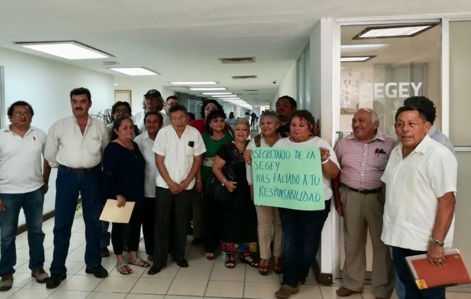 Protestan trabajadores de la UPN en la Secretaría de Educación