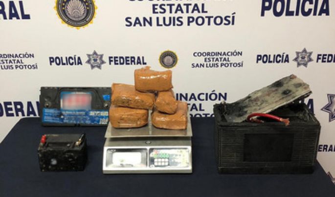 En San Luis Potosí, Policía Federal asegura más de tres kilos de crystal y goma de opio en una batería automotriz