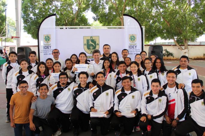 Reconocen a los atletas que asistieron al “Encuentro Nacional Deportivo Indígena”