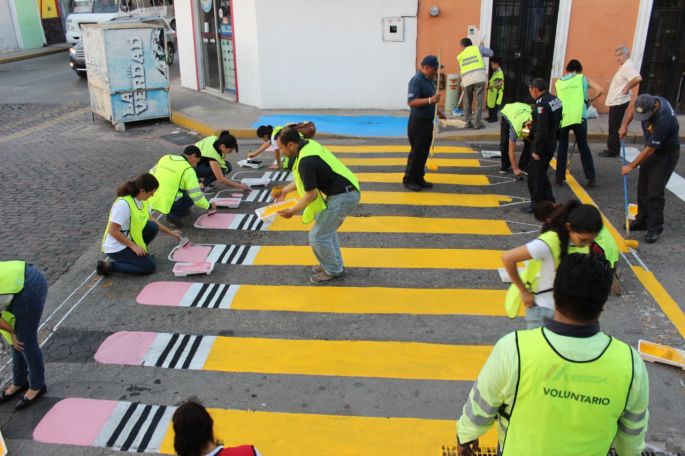 Pintan el primer paso peatonal “artístico”