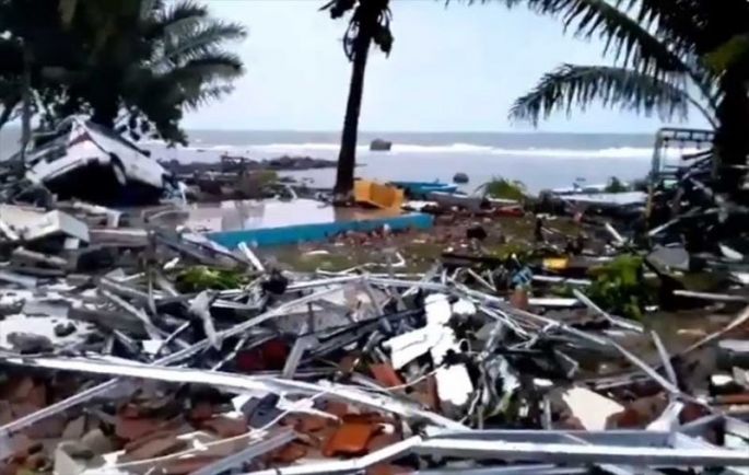 Erupción de volcán provoca tsunami en Indonesia; reportan 43 muertos y 584 heridos