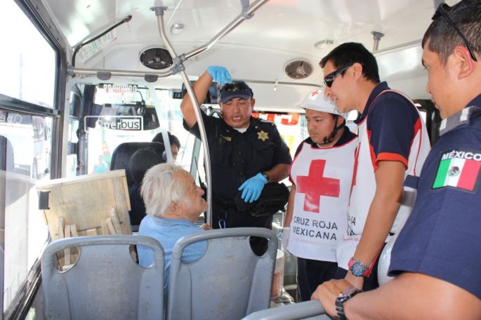 Susto a pasajeros de la ruta CTM, adulto mayor se desmaya adentro de el