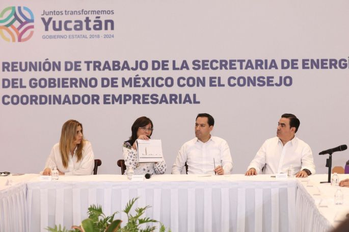 El Gobernador Mauricio Vila Dosal y la secretaria de Energía, Rocío Nahle García, se reúnen con el sector empresarial
