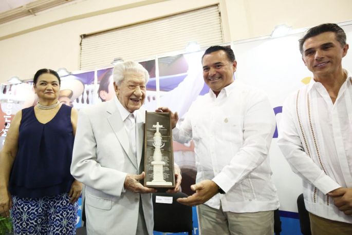 Entregan reconocimiento al primer actor Ignacio López Tarso como "Huésped Distinguido de Mérida"