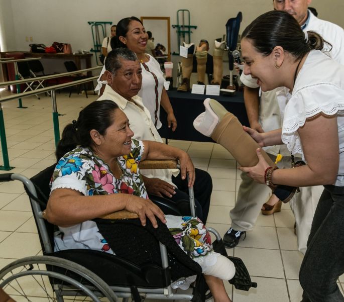 A través del DIF Yucatán y el Cropafy, se benefició a 12 habitantes de cinco municipios con auxiliares ortopédicos