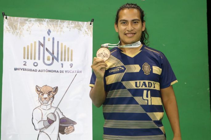 Irán Ortiz Ayala recibe la medalla de bronce en esgrima en la Universiada 2019