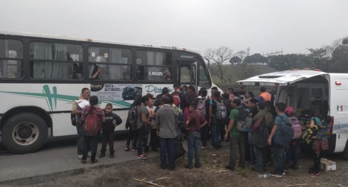 Rescatan al menos a 100 migrantes en Veracruz, eran transportados en un camión de paquetería