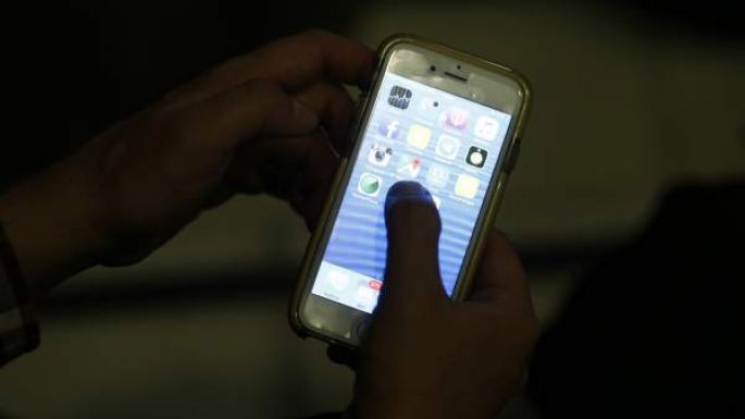 Muere electrocutado mientras usaba y cargaba su teléfono móvil al mismo tiempo  