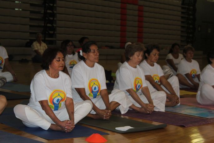 Con una macro clase, celebran el "Día Internacional del Yoga"