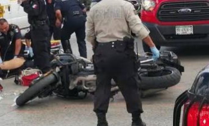 Atropellan y matan a policía; un borracho se vuela el alto y choca la moto del agente