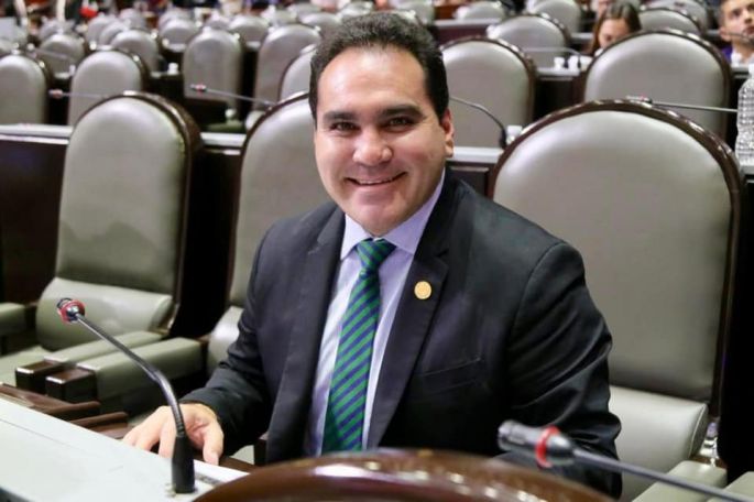 Buscan incrementar las sanciones a quien conduzca mientras usa su teléfono móvil