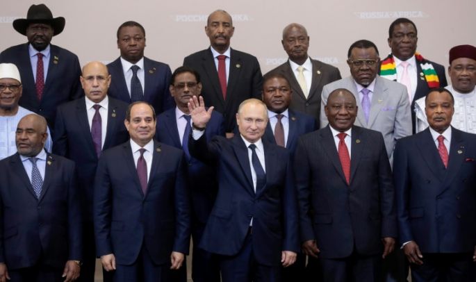 Rusia exhibe su armamento militar para seducir a África