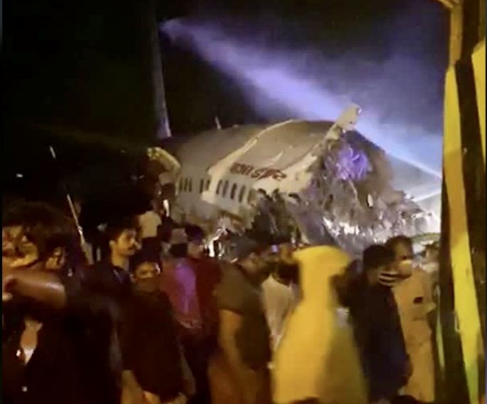 Accidente de avión en India: 14 muertos y 15 heridos graves al salirse de la pista y partirse en dos un avión con 191 pasajeros
