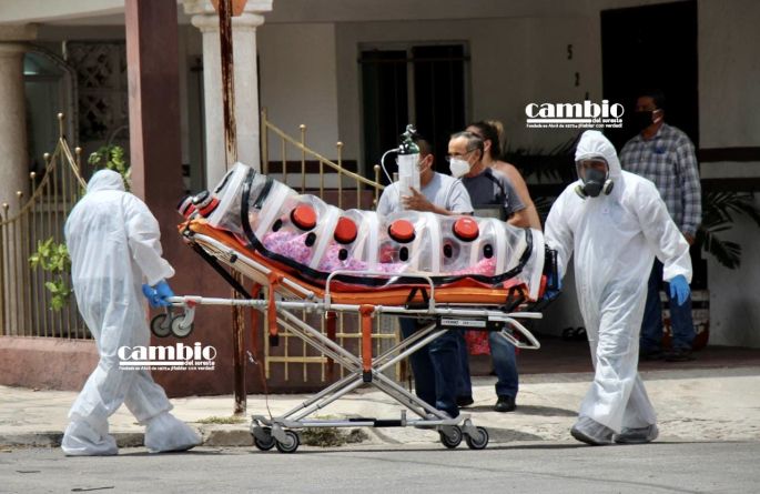 Trasladan encapsulada por posible Covid a vecina de Reparto Granjas 