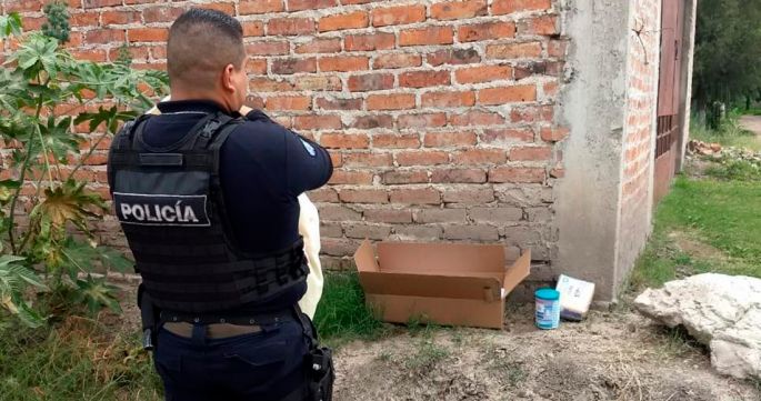 Abandonan a bebé recién nacida en una caja de cartón; le dejan leche y pañales
