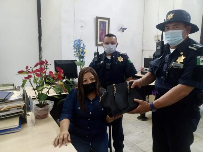 Policía de Mérida devuelve bolso extraviado con más de 5 mil pesos 