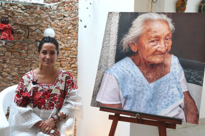 Exposición fotográfica “Yucatán en hilos” resalta belleza de vestimenta regional