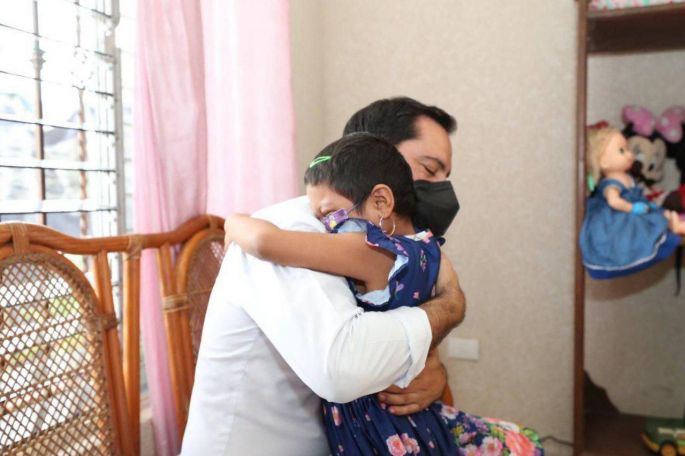 El Gobernador Mauricio Vila visita a niños con cáncer para llevarles apoyos del Programa de Apoyo para Pacientes con Cáncer