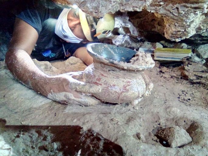 El INAH recupera una vasija maya completa de una cueva de Playa del Carmen, Quintana Roo
