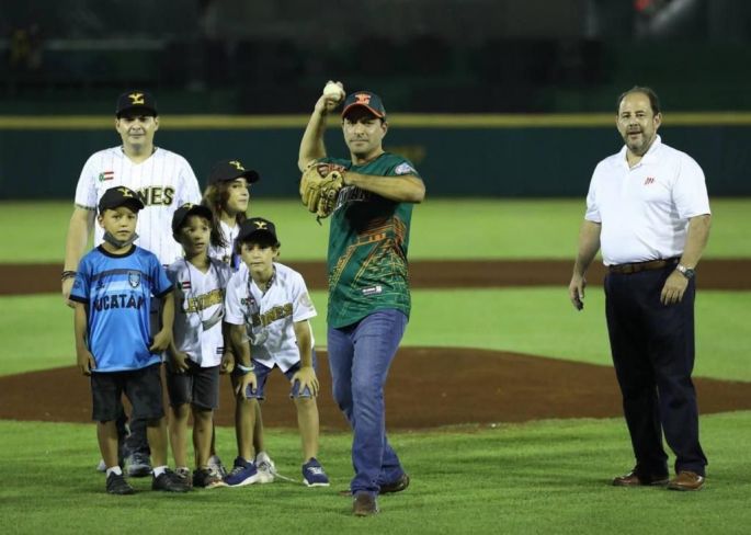 El Gobernador Mauricio Vila realiza el lanzamiento de la primera bola de la serie por el campeonato de la zona sur de la Liga Mexicana de Béisbol