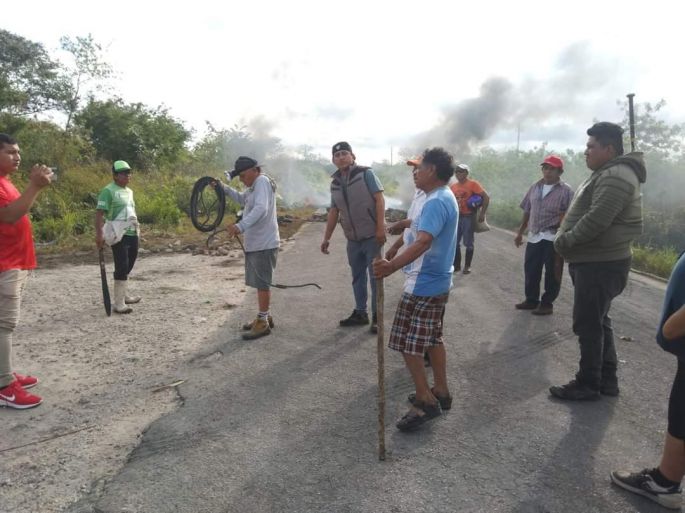Denuncian retención ilegal de 8 porcicultores en Izamal por parte de activistas