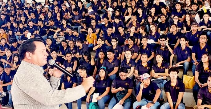 Preparatorianos de Mérida reciben sus tarjetas “Benito Juárez”