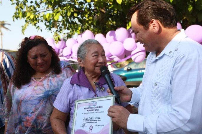 En el marco del Día Internacional de la Mujer, Huacho Díaz reconoce a mujeres de Umán 