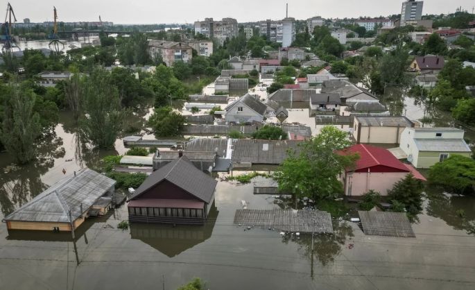 La destrucción de una presa en Ucrania provoca la falta de agua potable y aumenta el riesgo de enfermedades