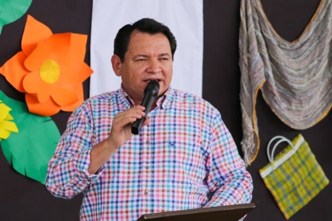 Huacho Díaz, Padrino de graduación en primaria de Santa Rosa