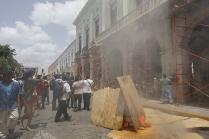 Pescadores vandalizan infraestructura pública urbana y el Palacio de Gobierno.