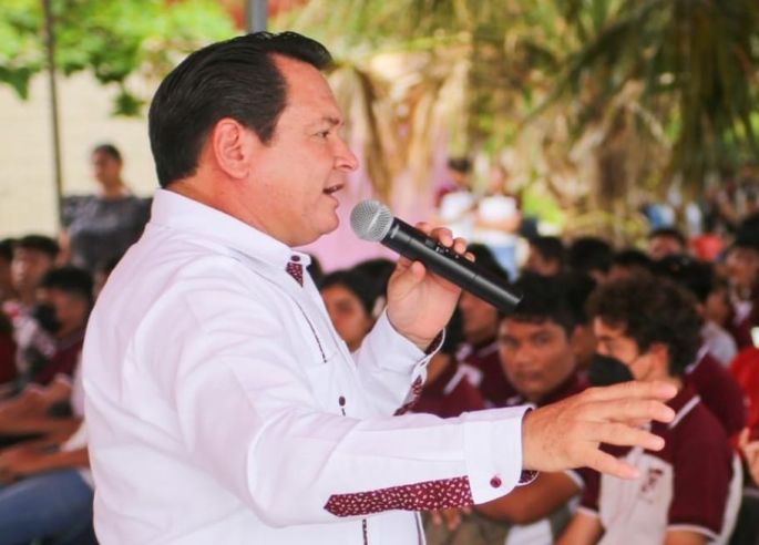 Habrá becas para más de 73 mil estudiantes de preparatorias públicas, anuncia Huacho Díaz 