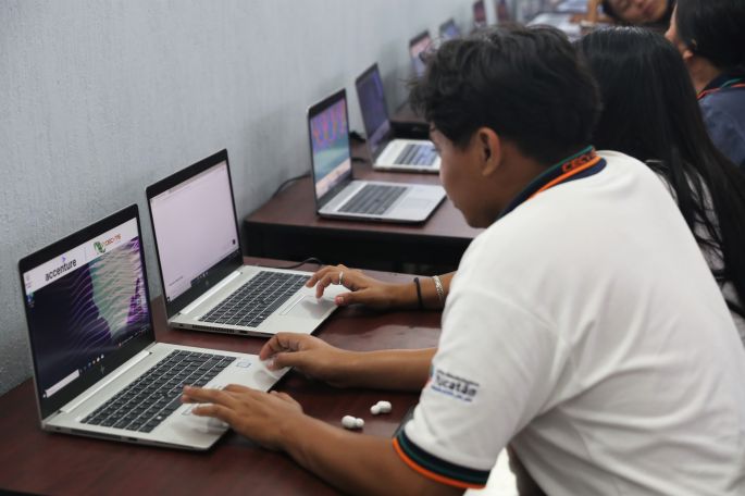 Donan computadoras en apoyo a estudiantes del CECyTEY