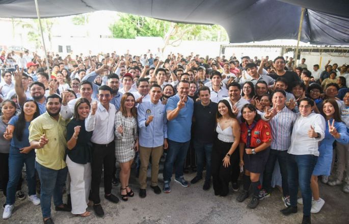 Renán Barrera haciendo equipo con la juventud de Yucatán