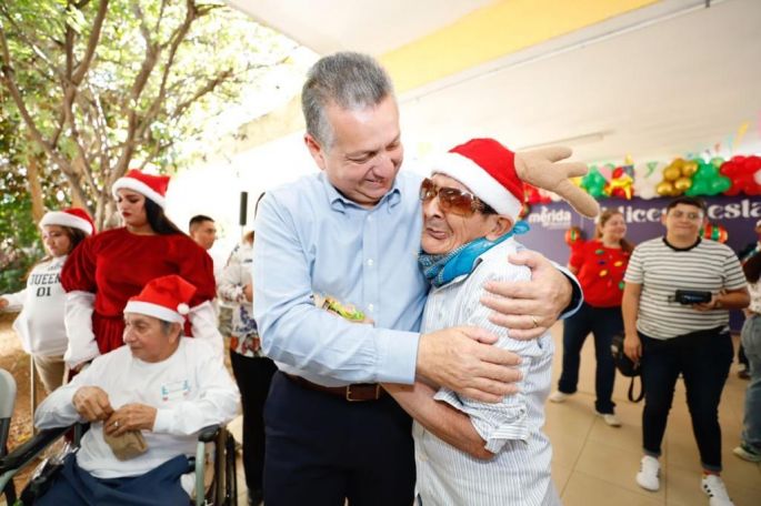 El Ayuntamiento celebra la navidad con las y los abuelitos del albergue “Renacer”