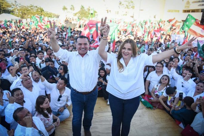 Nos une la bandera de Yucatán porque nos da cobijo, fuerza ante la adversidad y simboliza nuestra unión por un futuro mejor: Renán Barrera   