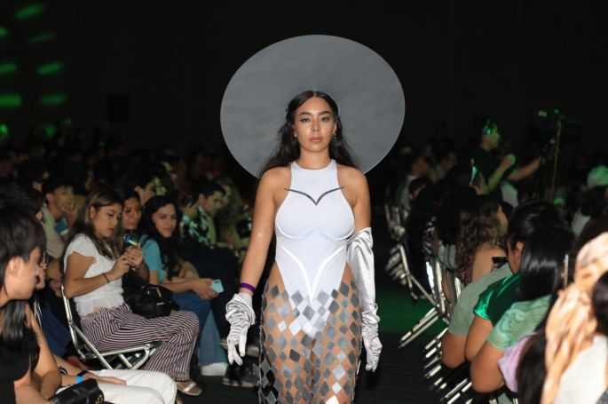 Universitarios presentan modelos futuristas e innovadores para la moda yucateca