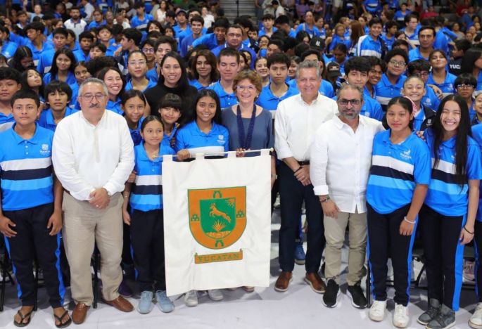 Abandera la encargada del Despacho del Gobernador de Yucatán, María Fritz Sierra, a la delegación yucateca que irá a los Nacionales CONADE 2024