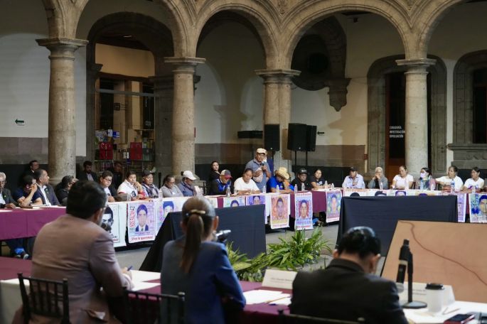 Claudia Sheinbaum se compromete a dar seguimiento a la investigación del caso Ayotzinapa
