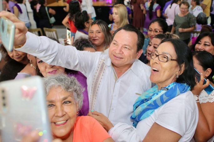 Agradece Huacho Díaz Mena el trabajo y compromiso de las mujeres Yucatecas