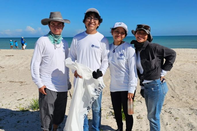 Estudiantes recolectan más de 450 kilogramos de residuos en playa yucateca