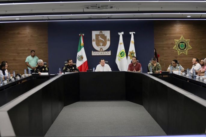 Llama el Gobernador a la población a mantenerse atenta ante el paso del Huracán Milton.