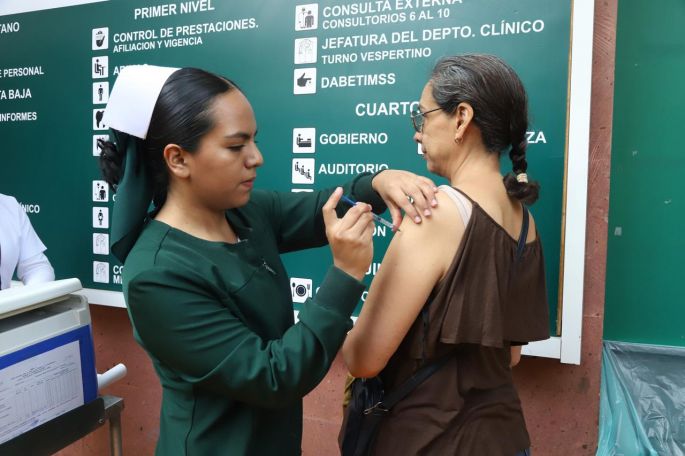 Ante frentes fríos y cambios de temperatura recomienda IMSS cuidados generales y recibir vacuna contra influenza y COVID-19  