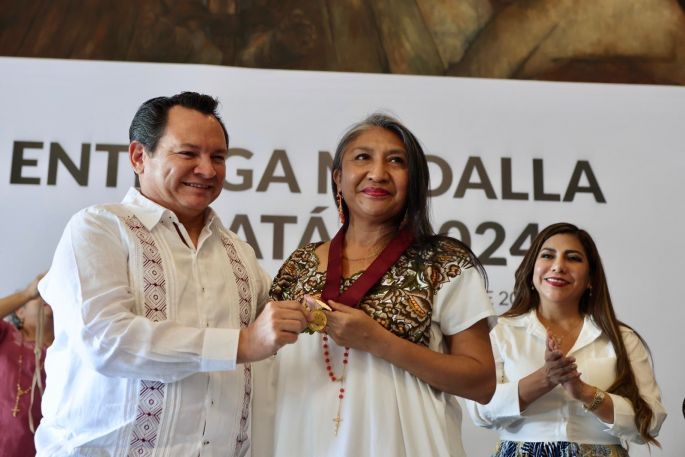 Gobernador Joaquín Díaz Mena entrega máxima distinción cultural a Socorro Loeza Flores