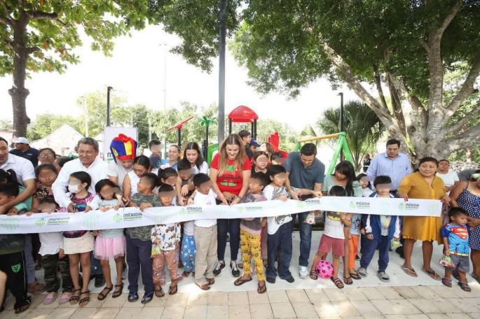 Celebra Cecilia Patrón la Navidad con cuatro renovados parques en comisarías.