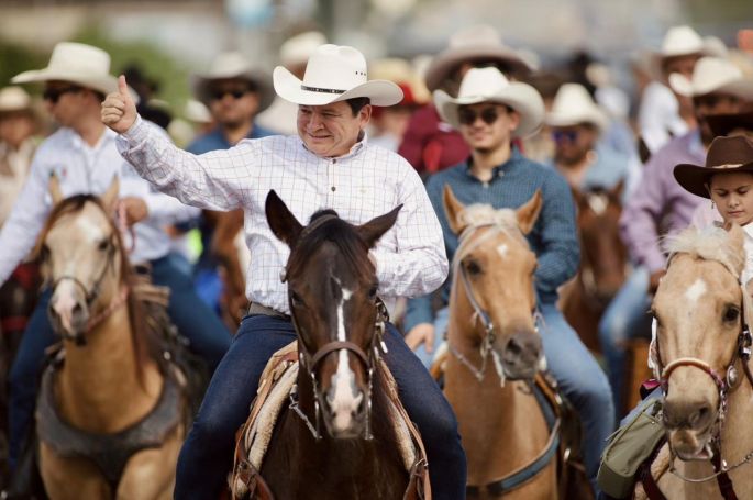 Participa el Gobernador en la Cabalgata del 50 Aniversario de la Feria Internacional Yucatán Xmatkuil 2024