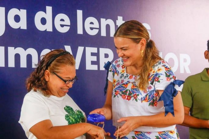 Entrega Cecilia Patrón apoyos para “Ver mejor”