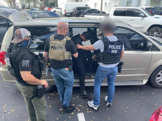 Decenas de indocumentados, en su mayoría de Latinoamérica, son detenidos en Florida