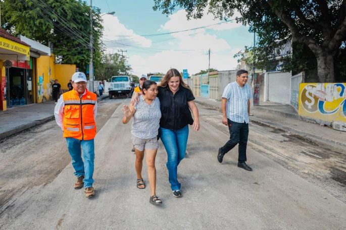 Atiende Cecilia Patrón petición de vecinos para repavimentar calle en la Mulsay