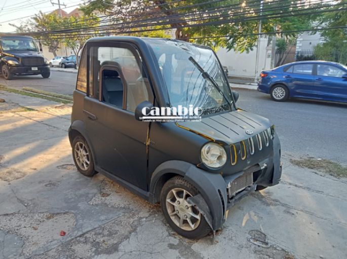 Conductora se da a la fuga luego de choca en su mini auto 