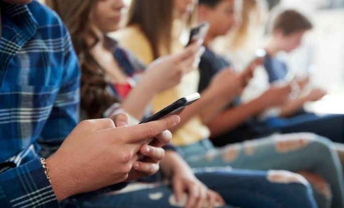 Presentan iniciativa para regular uso de celulares en escuelas de educación básica